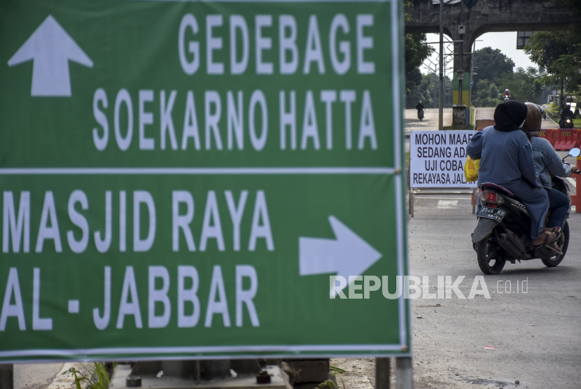 Kendaraan melintas di Jalan Cimincrang, akses menuju Masjid Raya Al Jabbar. Walkot Yana Mulyana menyerahkan Jalan Cimincrang akses Masjid Al Jabbar ke Pemprov Jabar.
