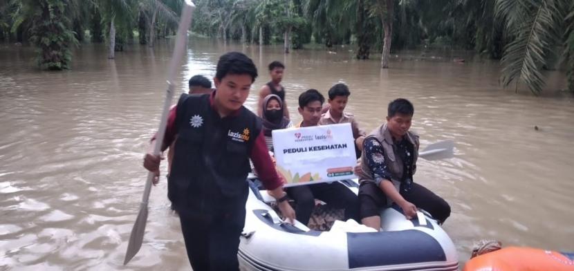 Pendataan dan Salurkan Bantuan, LazisMu Terobos Banjir Serdang Bedagai - Suara Muhammadiyah