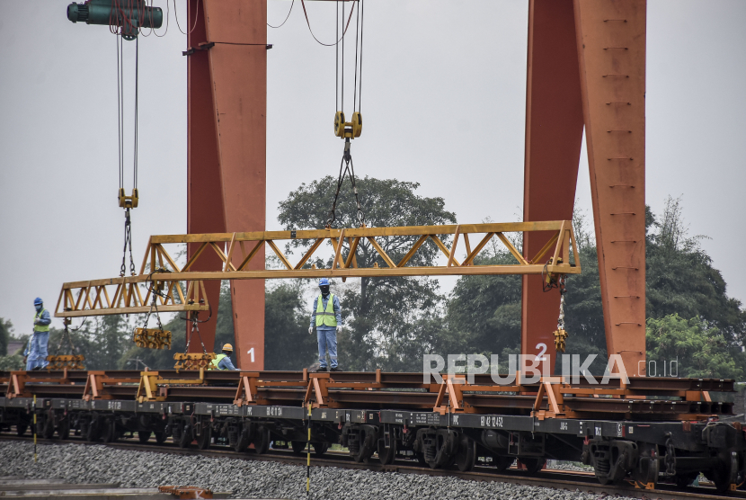 Petugas memindahkan batang rel kereta cepat. Presiden Jokowi pada hari ini dijadwalkan meninjau lokasi proyek pembangunan kereta cepat Jakarta-Bandung yang masih berada di dalam kawasan industri.