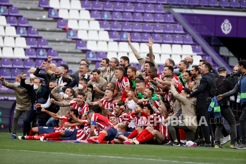 Atletico Madrid merayakan gelar juara liga pada akhir laga La Liga Spanyol antara Valladolid dan Atletico Madrid di Jose Zorrilla Stadium, Valladolid, Spanyol, Ahad (23/5)  dini hari WIB.