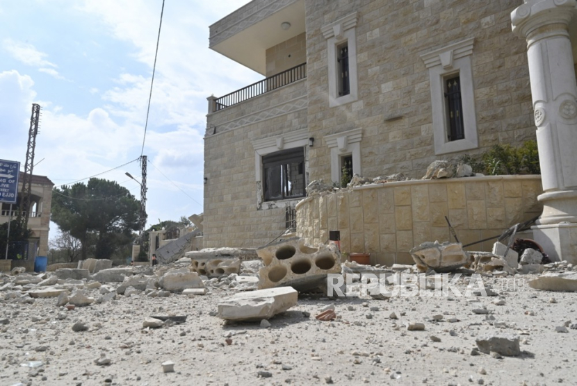 Sebuah bangunan rusak di desa Dhayra, Lebanon selatan dekat perbatasan Lebanon-Israel, Lebanon, (11/10/2023).