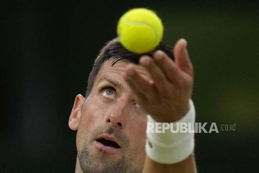 Petenis Serbia Novak Djokovic di Kejuaraan Grand Slam Wimbledon 2022.