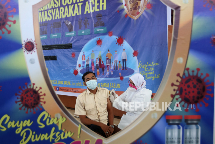 Petugas kesehatan menyuntikan vaksin COVID-19 Sinovac kepada warga saat vaksinasi massal di gedung Convention Hall, Banda Aceh, Aceh, Selasa (8/6/2021). Satgas COVID-19 Aceh menggelar vaksinasi massal selama 10 hari yang berlangsung sejak tanggal 3 hingga 12 Juni mendatang sebagai upaya percepatan penanganan pandemi.