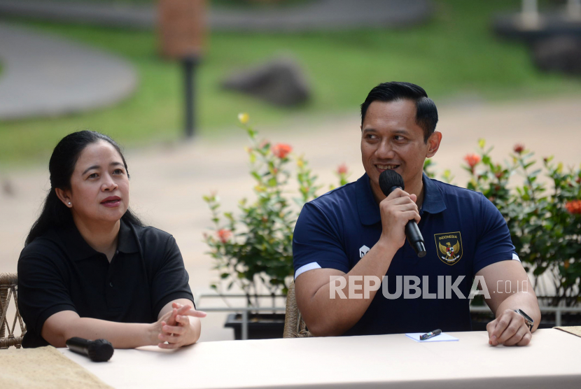 Ketua DPP PDIP Puan Maharani bersama Ketua Umum Partai Demokrat Agus Harimurti Yudhoyono memberikan keterangan pers usai melakukan pertemuan di Kawasan Kompleks Gelora Bung Karno (GBK), Senayan, Jakarta, Ahad (18/6/2023). Pertemuan tersebut tidak hanya membicarakan agenda politik praktis dan pemilu 2024 namun juga mendiskusikan isu-isu kebangsaan. Dalam kesempatan itu juga turut hadir juga pengurus DPP kedua partai. 