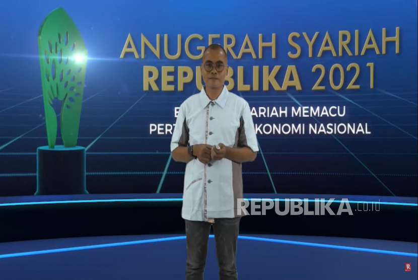 Pemimpin Redaksi Republika Irfan Junaidi memberikan sambutan pada acara Anugerah Syariah Republika (ASR) 2021 yang diselenggarakan secara daring di Jakarta, Rabu (8/12).Prayogi/Republika.