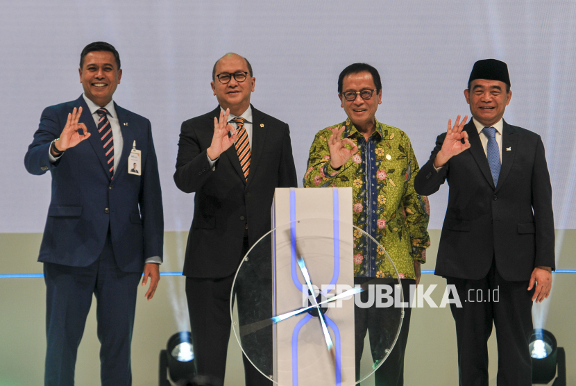 Menteri Investasi & Hilirisasi, Kepala BKPM dan CEO BPI Danantara Rosan Roeslani (kedua kiri) bersama dengan Kepala Eksekutif Pengawas Perbankan merangkap Anggota Dewan Komisioner Otoritas Jasa Keuangan (OJK) Dian Ediana Rae (kedua kanan), Direktur Utama PT Bank Syariah Indonesia Tbk. Anggoro Eko Cahyo (kiri) dan Komisaris Utama PT Bank Syariah Indonesia Tbk Muhadjir Effendy (kanan) saat membuka acara BSI International Expo 2025 di Jakarta International Convention Center, Jakarta, Kamis (26/6/2025). BSI International Expo 2025 yang digelar oleh Bank Syariah Indonesia bersama Danantara kali ini mengusung tema Engaging Indonesia in the Global Halal Industry yang menyajikan beragam pameran produk dari 330 pelaku UMKM binaan BSI, layanan haji umrah hingga pameran keuangan syariah yang diharapkan dapat memperkuat ekosistem ekonomi syariah menuju Indonesia Pemimpin Ekosistem Halal Global. Pameran tersebut berlangsung selama tiga hari pada 26-29 Juni mendatang.