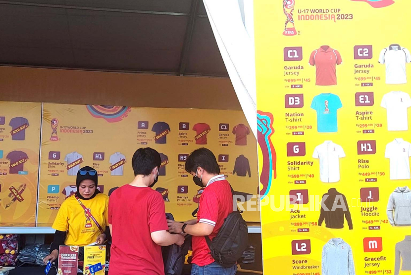 Stand official merchandise Piala Dunia U-17 yang ada di area Stadion Gelora Bung Tomo (GBT) Surabaya tak henti-hentinya diserbu penonton, Senin (13/11/2023). 