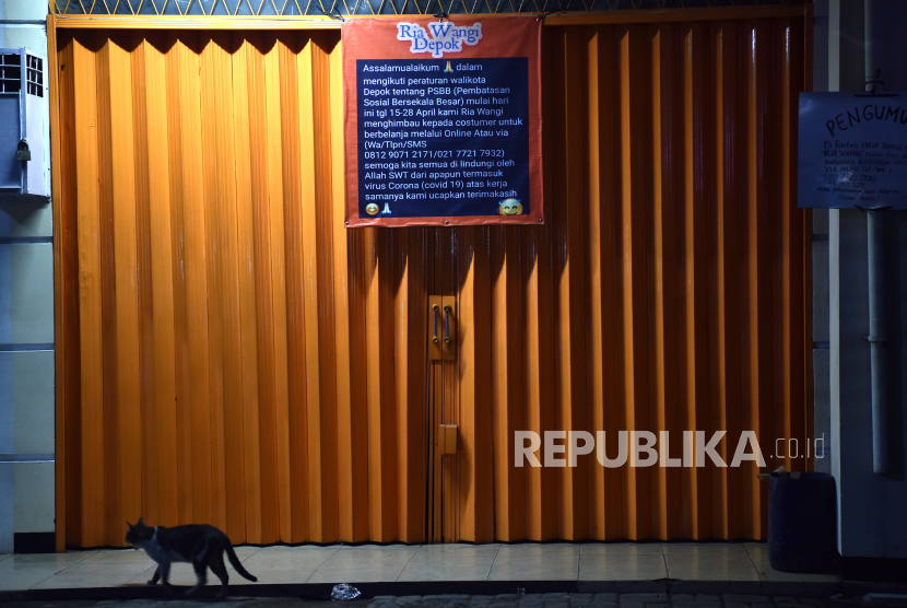 Toko parfum tutup saat hari pertama penerapan Pembatasan Sosial Berskala Besar (PSBB) di jalan Margonda Raya, Depok, Jabar, Rabu (15/4/2020). Pemerintah telah resmi menerapkan PSBB di wilayah Bogor, Depok, dan Bekasi pada 15 April 2020 dalam rangka pencegahan penyebaran COVID-19