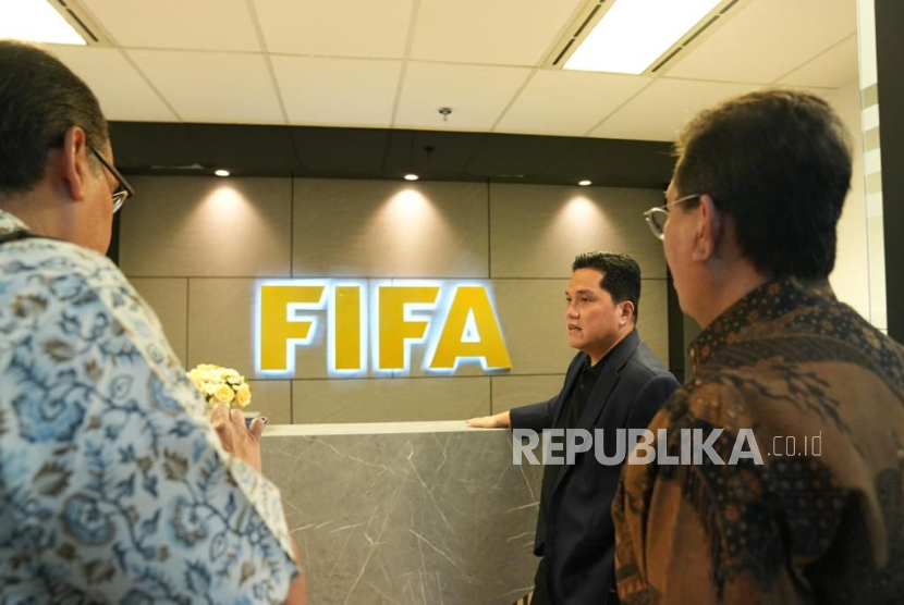 Ketua PSSI Erick Thohir menggelar pertemuan dengan perwakilan FIFA di Jakarta, Kamis (21/9/2023). Pertemuan membahas perencanaan Pembangunan National Training Centre untuk Timnas Indonesia yang sebagian dana dari bantuan program FIFA Foward dan FIFA Office untuk pendampingan penyelengaraan World Cup U17 di Indonesia.