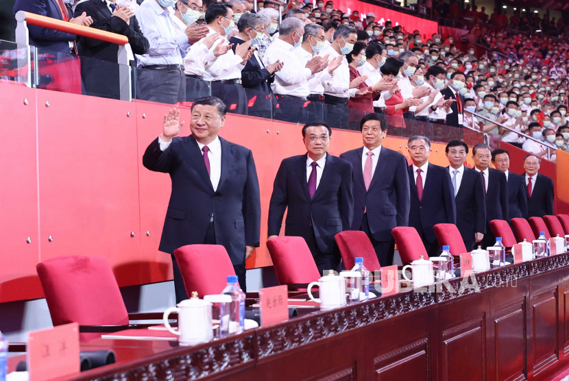 Sebuah foto selebaran yang disediakan oleh Kantor Berita Xinhua menunjukkan Presiden China Xi Jinping (kiri) melambai selama pertunjukan seni berjudul 