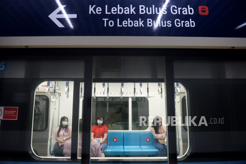 Penumpang berada di dalam kereta MRT di stasiun Bundaran HI, Jakarta, Jumat (18/12). Keberadaan MRT memunculkan kantong ekonomi baru di sekitar stasiun.