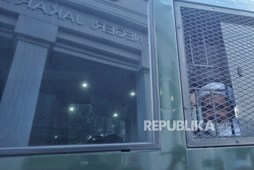 Terdakwa kasus dugaan pelanggaran karantina kesehatan Habib Rizieq Shihab (HRS) menaiki mobil tahanan usai menjalani sidang di Pengadilan Negeri Jakarta Timur. (ilustrasi)