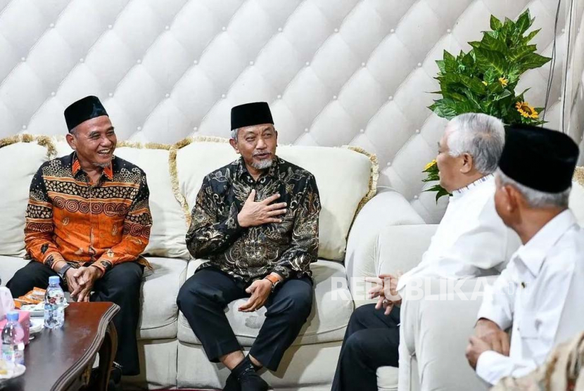 Mantan ketua umum Pimpinan Pusat (PP) Muhammadiyah, Din Syamsuddin menerima silaturahim pengurus DPP Partai Keadilan Sejahtera (PKS) di kediamannya, Jakarta, Selasa (23/5/2023).