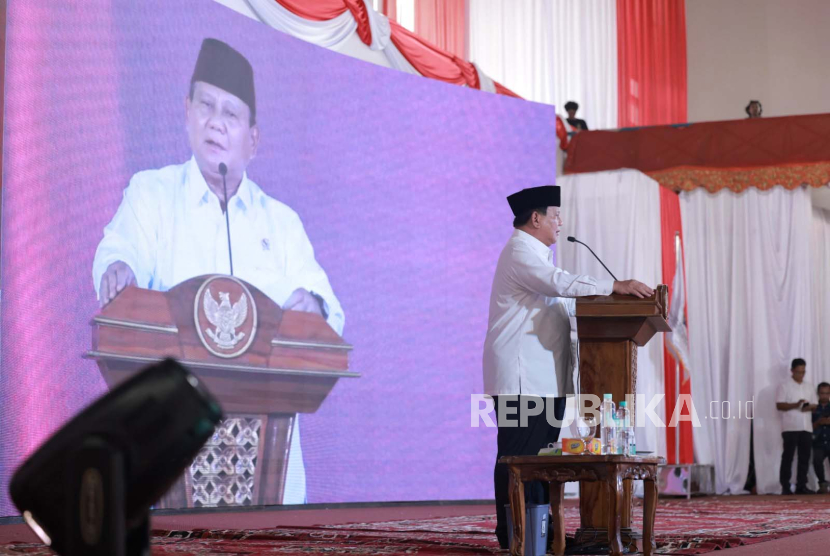 Menteri Pertahanan sekaligus capres Partai Gerindra, Prabowo Subianto berpidato dalam acara Rakernas Apdesi di Universitas Jambi, Kota Jambi, Rabu (26/7/2023).