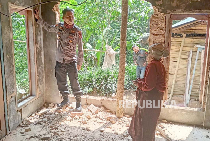 Polisi mengecek kondisi rumah yang dilaporkan rusak akibat gempa di Desa Tanjungjaya, Kecamatan Banjarwangi, Kabupaten Garut, Jawa Barat, Kamis (28/12/2023). 