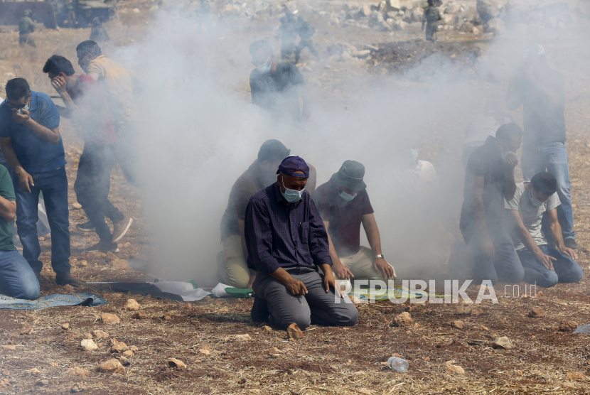 Tentara Israel menembakkan gas air mata ke arah warga Palestina selama sholat selama demonstrasi menentang permukiman Israel di desa Be Dajan dekat kota Nablus, Tepi Barat utara,  Jumat (9/10/2020). 