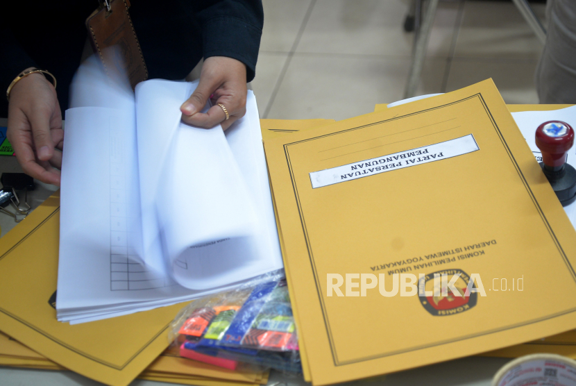 Petugas memeriksa berkas pendaftaran bakal calon legislatif Pemilu 2024 pada hari terakhir di KPU (ilustrasi) 