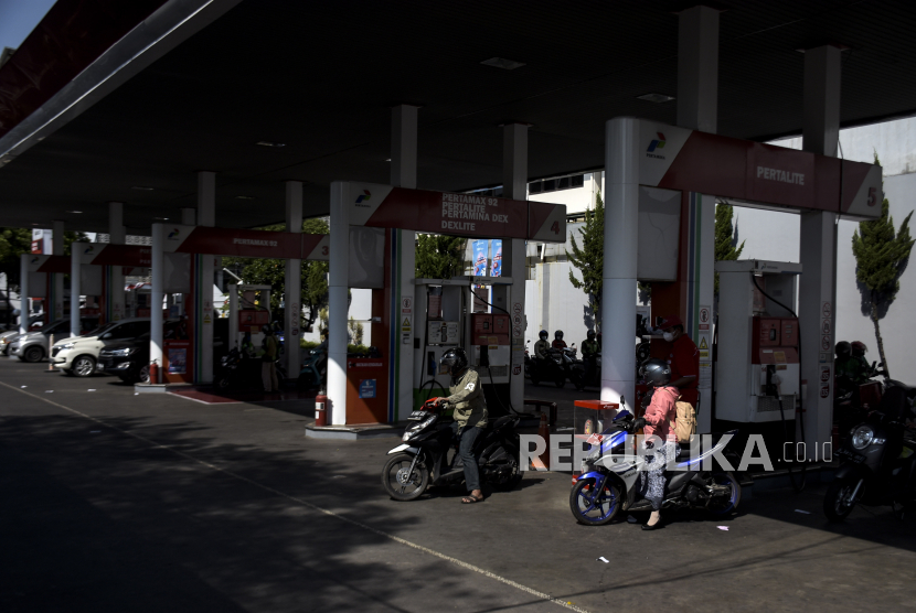 Sejumlah pengendara sepeda motor antre untuk mengisi bahan bakar minyak (BBM) di SPBU Pertamina Riau, Jalan LLRE Martadinata, Kota Bandung (ilustrasi) 