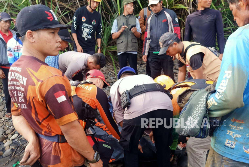 Tim SAR gabungan mengevakuasi seorang nelayan yang dilaporkan tenggelam di kawasan Pantai Cicula, Kabupaten Garut, Jawa Barat, Ahad (14/1/2024).
