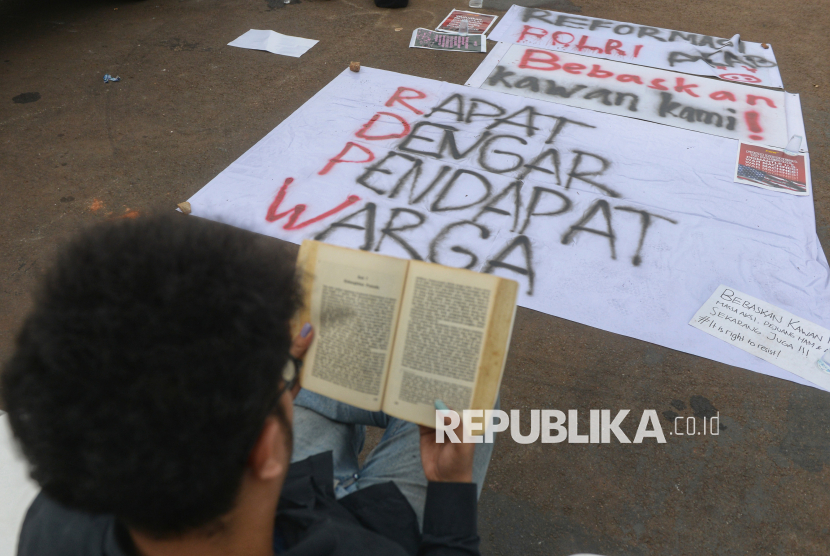 Prabowo Tiap Malam Baca Buku, Kenapa tak Akses AI?
