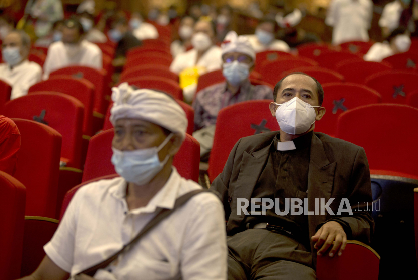  Para pemimpin agama menunggu untuk menerima suntikan vaksin COVID-19 Sinovac saat vaksinasi untuk berbagai pemimpin agama di Denpasar, Bali, Indonesia (ilutrasi)