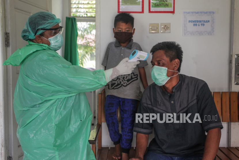 Petugas medis Puskesmas Petuk Katimpun melayani pasien, Palangka Raya, Kalimantan Tengah, Kamis (23/4). (ilustrasi)