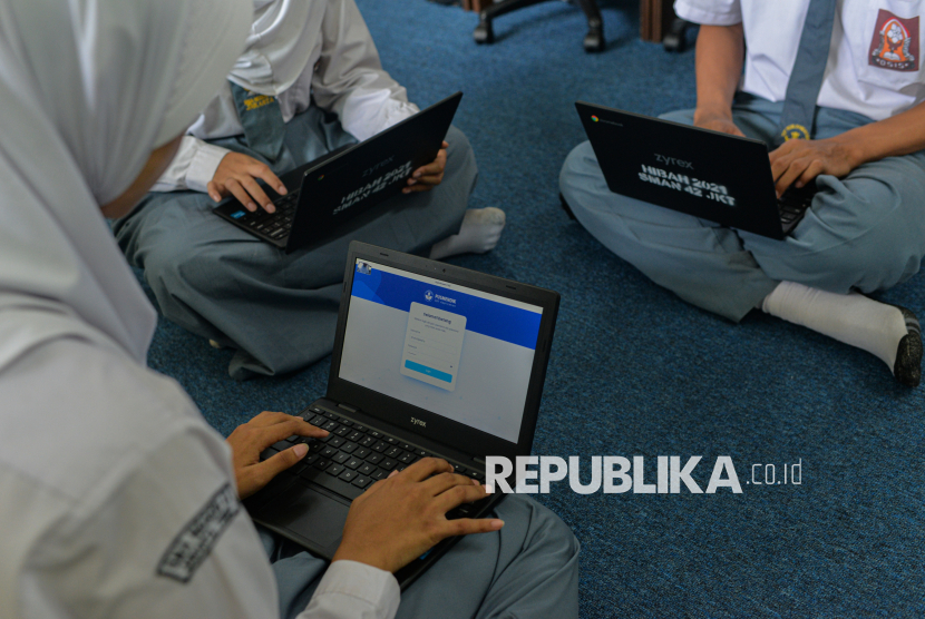 Pelajar mengoperasikan laptop jenis chromebook buatan lokal bermerek Zyrex M432-2 di salah satu SMA di Jakarta, Selasa (3/6/2025).