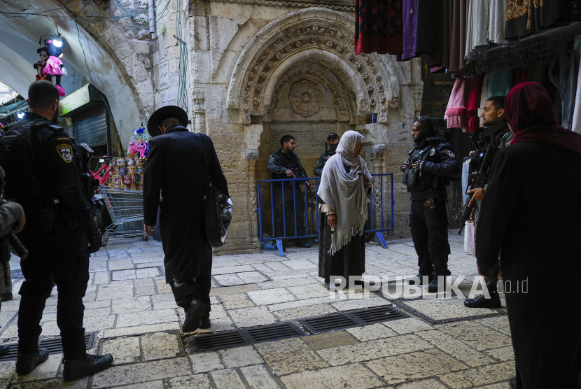 Pasukan keamanan Israel berjaga saat jamaah Muslim berjalan ke kompleks Masjid Al-Aqsa selama bulan suci Ramadhan di Kota Tua Yerusalem, Jumat, 15 Maret 2024.