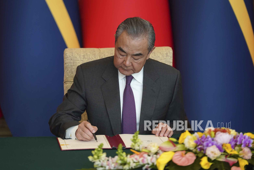 Menteri Luar Negeri Cina Wang Yi menandatangani komunike bersama tentang dimulainya kembali hubungan diplomatik antara Tiongkok dan Nauru di Diaoyutai State Guesthouse di Beijing, Rabu, (24/1/2024).