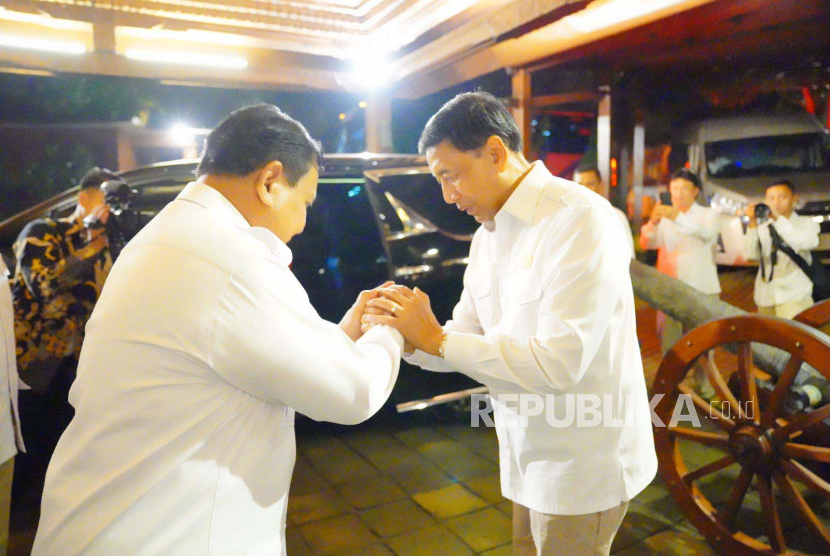 Ketua Umum Partai Gerindra, Prabowo Subianto menerima silaturahim dari Ketua Dewan Pertimbangan Presiden (Wantimpres) Wiranto di kediamannya, Padepokan Garuda Yaksa, Kabupaten Bogor, Senin (1/5). 