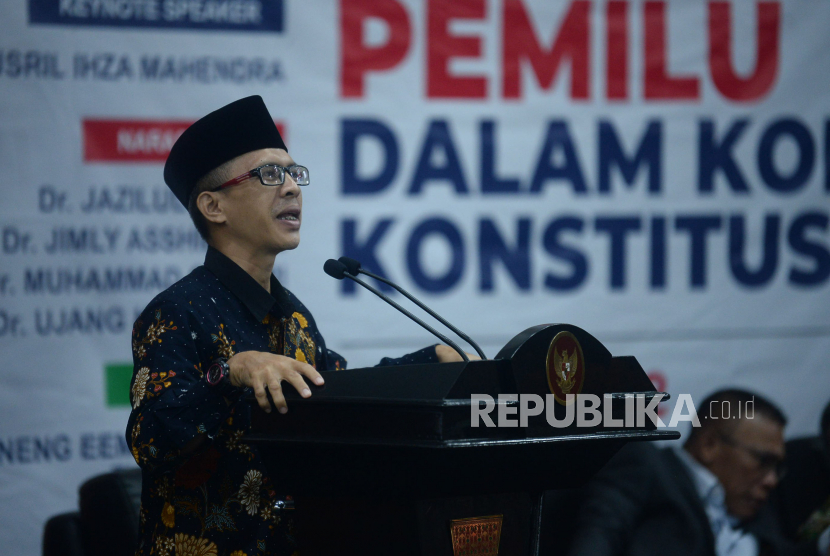 Pengamat Politik Ujang Komarudin memberikan paparan ketika menjadi narasumber dalam sebuah diskusi di kompleks Parlemen, Senayan, Jakarta.