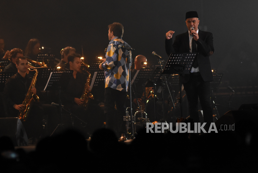 Musisi Ahmad Dhani tampil berkolaborasi dengan Ron King Big Band pada hari kedua BNI Java Jazz Festival 2022 di JI Expo Kemayoran, Jakarta, Sabtu (28/5/2022). Ahmad Dhani membawakan sejumlah lagu hitsnya yang dikemas dalam balutan musik jazz. 