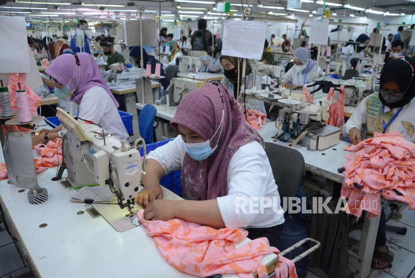 Aktivitas pegawai pabrik garmen (ilustrasi). Industri Tekstil dan Produk Tekstil (TPT) terus memberikan kontribusi yang besar terhadap perekonomian nasional sebagai jaring pengaman sosial dan penghasil devisa. 