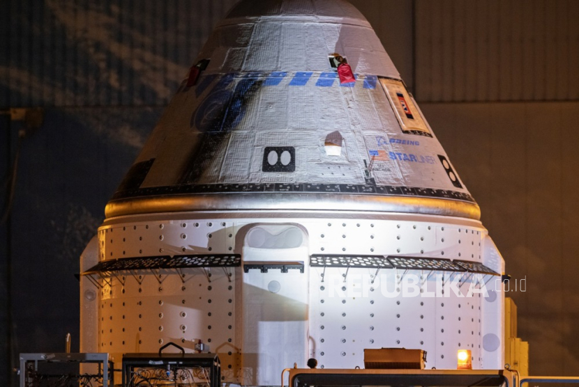 The Boeing CST-100 Starliner spacecraft is being moving from the Kennedy Space Center