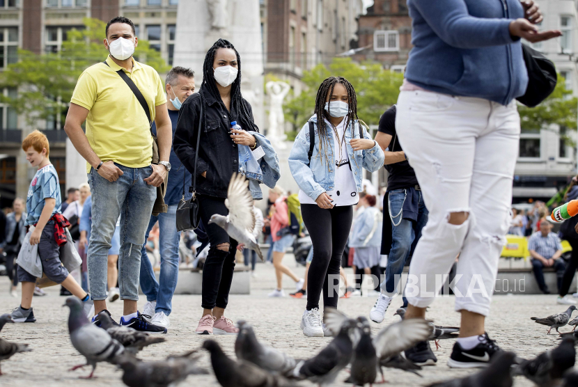  Turis dan pelancong harian di Dam Square di Amsterdam, Belanda, 23 Juli 2020. Pemerintah kota Amsterdam mengambil tindakan ekstra terhadap kerumunan dan berharap untuk mencegah penyebaran virus corona lebih lanjut.