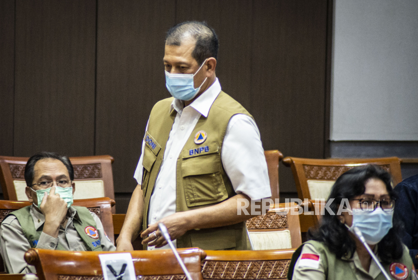 Kepala BNPB selaku Ketua Satgas Penanganan Covid-19 Doni Monardo (tengah) mengajak masyarakat patuhi protokol kesehatan agar sama-sama bisa menurunkan kurva Covid-19 di Indonesia.