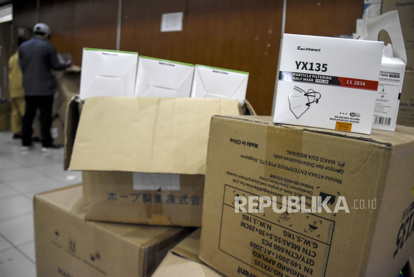 Petugas kesehatan mendata logistik untuk pelaksanaan vaksinasi Covid-19 di Aula Dinas Kesehatan Kota Bandung, Jalan Supratman, Kota Bandung, Selasa (12/1). Sebanyak 6.552 apd vaksinasi Covid-19, 38.328 ADS 0,5 ML, 413 safety box, 193 alcohol swab, 160 rompi tim vaksinasi Covid-19, 12.583 kartu vaksinasi Covid-19, 81 buku petunjuk teknis PVC dan 25.000 VTM dan swab dacron citodia siap didistribusikan ke 191 fasilitas kesehatan di Kota Bandung untuk pelaksanaan vaksinasi Covid-19 tahap pertama pada 14 Januari mendatang. Foto: Abdan Syakura/Republika