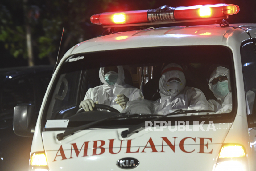 Ambulans bersiap memasuki Rumah Sakit Darurat COVID-19 