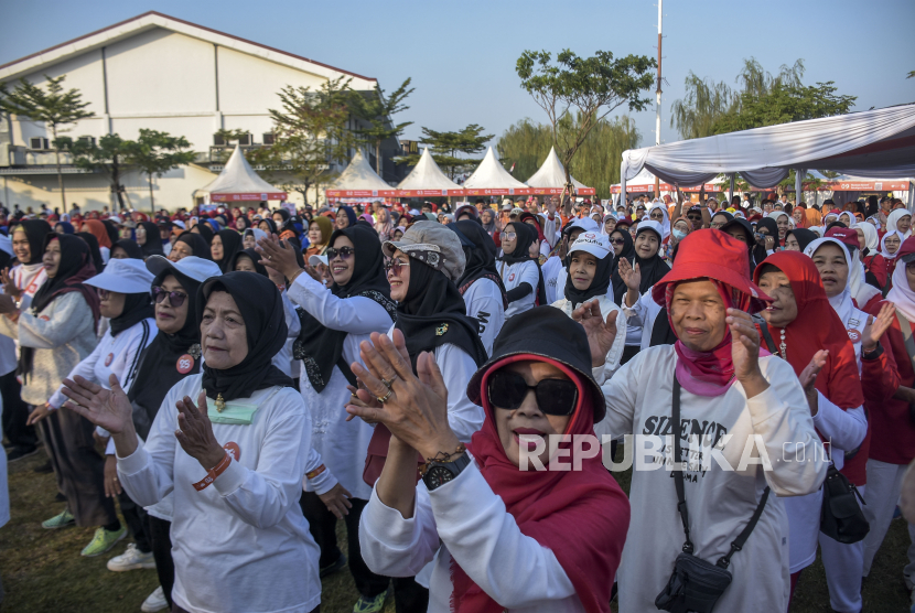 Sejumlah warga lanjut usia (lansia) mengikuti senam lansia saat #BergerakNyata Fest yang digelar Rumah Zakat di Kiara Artha Park, Kota Bandung, Jawa Barat, Ahad (6/8/2023). 