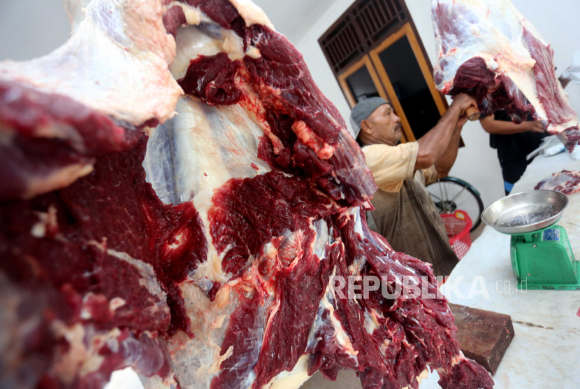 Pedagang melayani pembeli daging sapi pada perayaan meugang kecil (pertama) sambut Ramadhan di Desa Suak Raya, Johan Pahlawan, Aceh Barat, Aceh, Sabtu (9/3/2024). Pada tradisi meugang kecil atau meugang pertama, harga daging kerbau dan daging sapi berkisar Rp180 ribu hingga Rp190 ribu pe rkilogram dan pedagang memperkirakan harga daging pada meugang besar akan tembus Rp200 ribu hingga Rp210 ribu per kilogram.