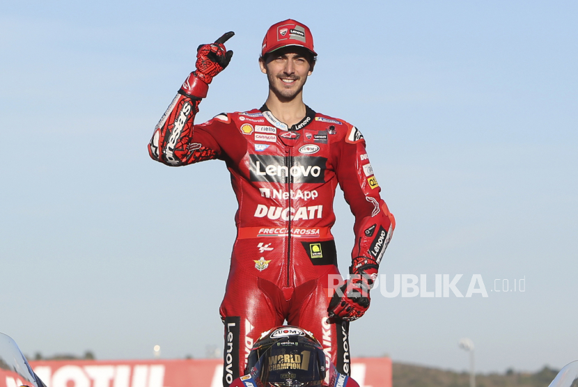 Juara Dunia MotoGP Pembalap Ducati Francesco Bagnaia, dari Italia, merayakan di akhir Grand Prix Sepeda Motor Valencia, balapan terakhir musim ini, di sirkuit Ricardo Tormo di Cheste, dekat Valencia, Spanyol, Ahad, 6 November 2022 .