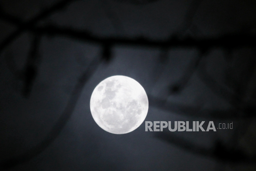 Fenomena Blue Moon terlihat dari Malino, Kabupaten Gowa, Sulawesi Selatan, Sabtu (31/10/2020). Fenomena Blue Moon merupakan bulan purnama kedua yang terjadi dalam satu bulan kalender dan yang pertama terjadi pada 2 Oktober 2020. 