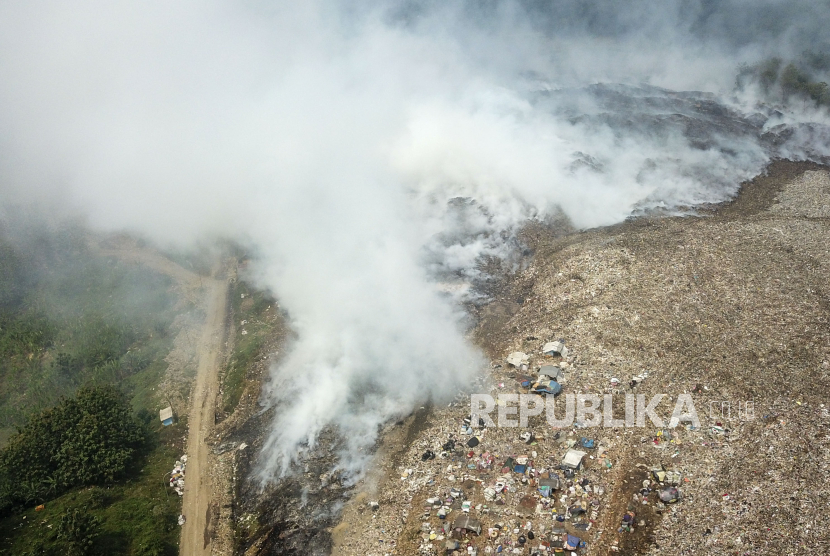 Foto udara suasana area TPA Sarimukti yang terbakar di Kabupaten Bandung Barat, Jawa Barat, Rabu (23/8/2023). Kebakaran di TPA Sarimukti yang terjadi sejak Sabtu (19/8/2023) tersebut diduga akibat dari puntung rokok serta adanya gas metan dari tumpukan sampah. Hingga saat ini, area yang terbakar sekitar 10 hektar di zona 4, 3 dan 2.