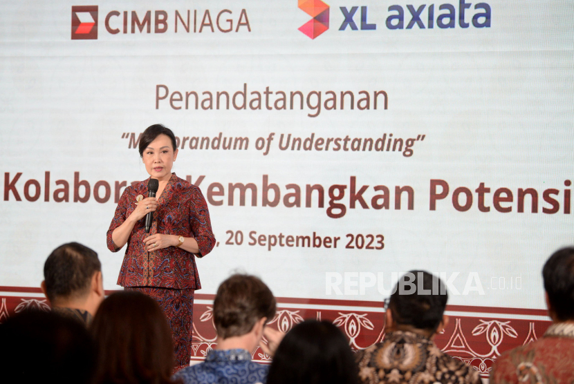 Presiden Direktur CIMB Niaga Lani Darmawan memberikan sambutan dalam acara penandatanganan MoU CIMB Niaga dan XL Axiata di Jakarta, Rabu (20/9/2023). CIMB Niaga dan XL Axiata sepakat menjalin kerja sama strategis untuk mensinergikan layanan perbankan dan telekomunikasi guna memberikan nilai tambah bagi nasabah/konsumen dan mendukung bisnis secara berkelanjutan. Melalui kemitraan ini, kedua perusahaan akan mengoptimalkan jaringan dan infrastruktur sehingga memberikan kemudahan dan kenyamanan bagi nasabah/konsumen dalam melakukan transaksi perbankan maupun akses layanan digital.     