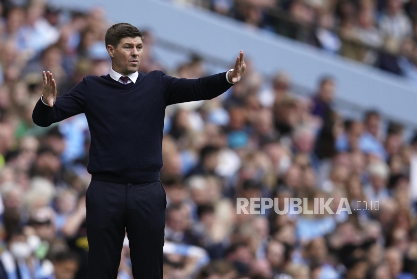 Pelatih kepala Aston Villa Steven Gerrard memberi isyarat selama pertandingan sepak bola Liga Premier Inggris antara Manchester City dan Aston Villa di Stadion Etihad di Manchester, Inggris, Ahad, 22 Mei 2022.