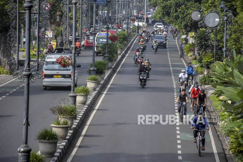 Warga menggunakan sepeda berolahraga di Jalan Ir H Juanda, Kota Bandung. Pemkot Bandung belum menggelar CFD karena kerap dimanfaatkan pedagang kaki lima.