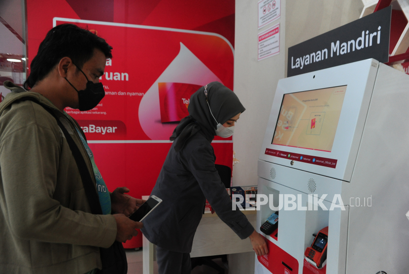 Petugas membantu pelanggan melakukan pergantian SIM Card.  Operator telekomunikasi seluler PT Telkomsel segera menonaktifkan sinyal 3G di Jawa Timur sebagai upaya mematuhi aturan yang ditetapkan Menteri Komunikasi dan InformatikaJohnny G. Plate beberapa waktu lalu.