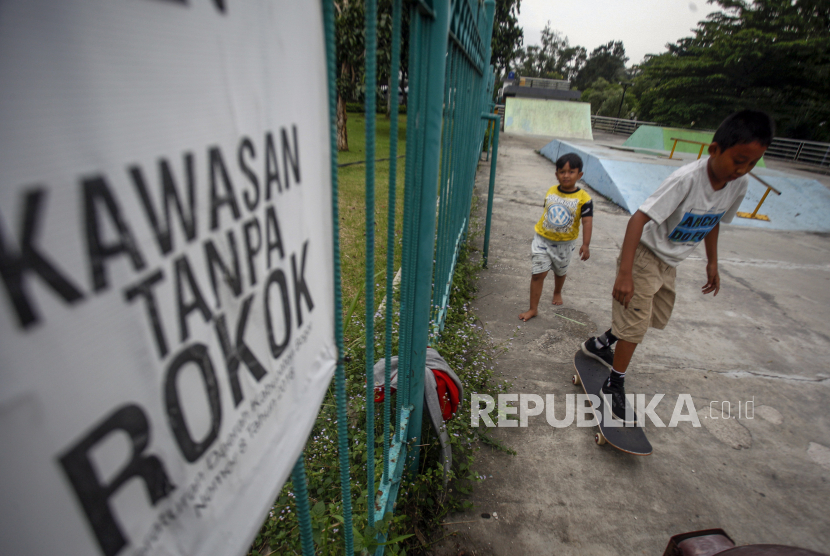 Sejumlah anak bermain di Kawasan Tanpa Rokok (KTR), Taman Situ Cibinong Plaza, Kabupaten Bogor, Jawa Barat, Senin (7/11/2022). Kiai Said Aqil Dukung Pemerintah Larang Jual Rokok Eceran