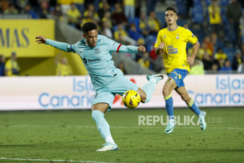 Pemain FC Barcelona Vitor Roque melepaskan tendangan saat pertandingan sepak bola LaLiga Spanyol antara UD Las Palmas melawan FC Barcelona di stadion Gran Canaria di Kepulauan Canary, Spanyol, Jumat (5/1/2024) wib. Pada pertandingan itu Barcelona menang dengan skor 2-1. 