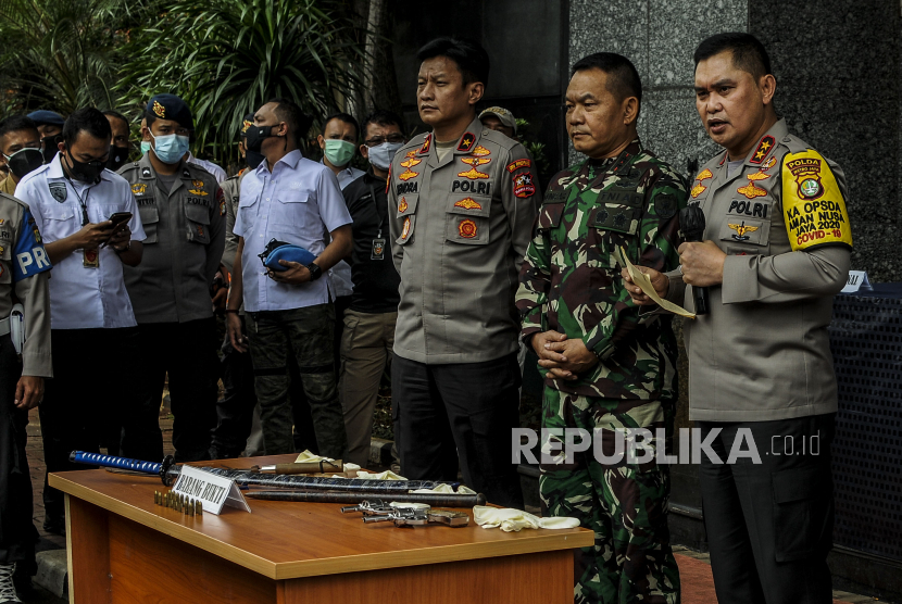 Kapolda Metro Jaya Irjen Fadil Imran (kanan) bersama Pangdam Jaya Mayjen TNI Dudung Abdurachman (kedua kanan) memberikan keterangan saat konferensi pers di Mapolda Metro Jaya, Jakarta, Senin (7/12). Konferensi pers tersebut membahas terjadinya kasus penyerangan terhadap sepuluh anggota kepolisian oleh pengikut MRS di ruas jalan tol Jakarta-Cikampek KM 50, Senin (7/12) dini hari. Pada peristiwa tersebut kepolisian terpaksa melakukan tindakan tegas dan terukur yang menyebabkan enam pengikut MRS tews ditembak. Republika/Putra M. Akbar